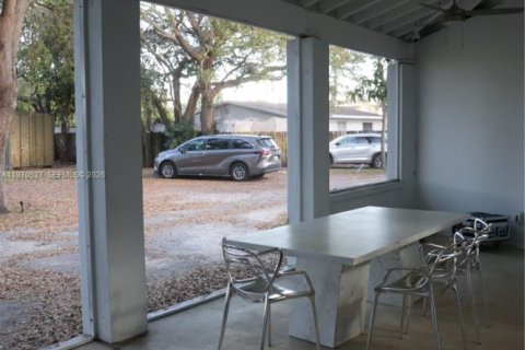 Casa en venta en Miami, Florida, 7 dormitorios, 315.12 m2 № 2033842 - foto 6