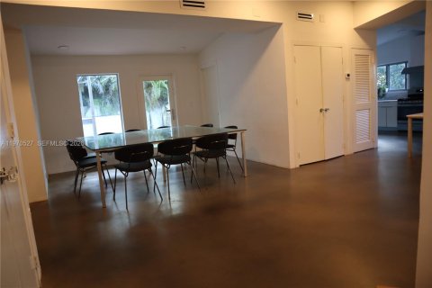 Casa en venta en Miami, Florida, 7 dormitorios, 315.12 m2 № 2033842 - foto 13
