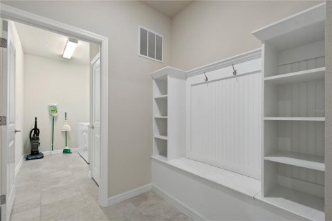House in Davenport, Florida 10 bedrooms, 408.68 sq.m. № 1743716 - photo 25
