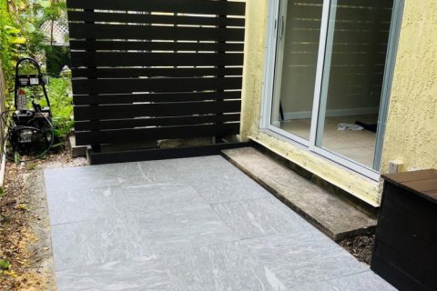 Condo in Wilton Manors, Florida, 2 bedrooms № 1092310 - photo 1