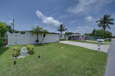 House in Palm Beach Gardens, Florida 3 bedrooms, 110.37 sq.m. № 1808980 - photo 3