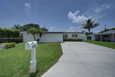 House in Palm Beach Gardens, Florida 3 bedrooms, 110.37 sq.m. № 1808980 - photo 1