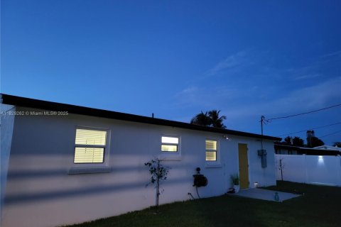 House in Palm Beach Gardens, Florida 3 bedrooms, 110.37 sq.m. № 1808980 - photo 4