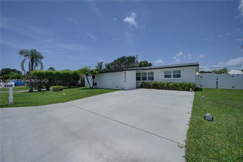 House in Palm Beach Gardens, Florida 3 bedrooms, 110.37 sq.m. № 1808980 - photo 2