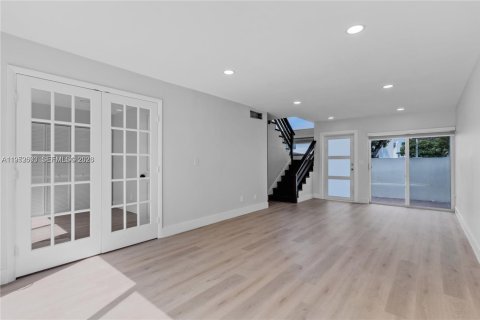 Adosado en Miami, Florida 3 dormitorios, 137.68 m2 № 2032179