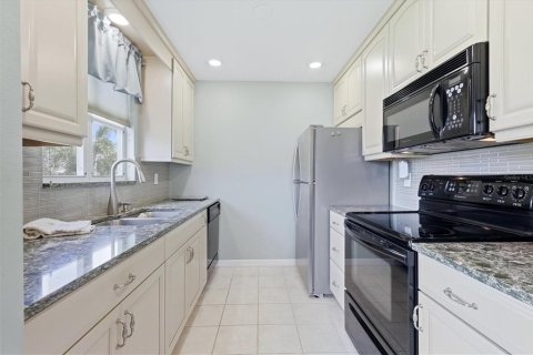 Condo in Bradenton, Florida, 2 bedrooms № 2202488 - photo 16