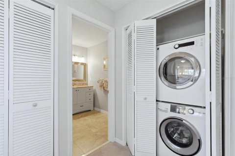 Condo in Bradenton, Florida, 2 bedrooms № 2202488 - photo 29