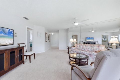 Condo in Bradenton, Florida, 2 bedrooms № 2202488 - photo 11