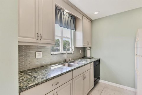 Condo in Bradenton, Florida, 2 bedrooms № 2202488 - photo 8
