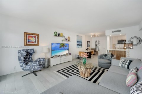 Condo in Miami Beach, Florida, 1 bedroom  № 1892557 - photo 2