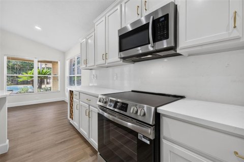 House in Tampa, Florida 3 bedrooms, 170.1 sq.m. № 2394257 - photo 8