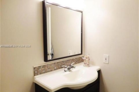 Condo in Hallandale Beach, Florida, 1 bedroom  № 2051018 - photo 17