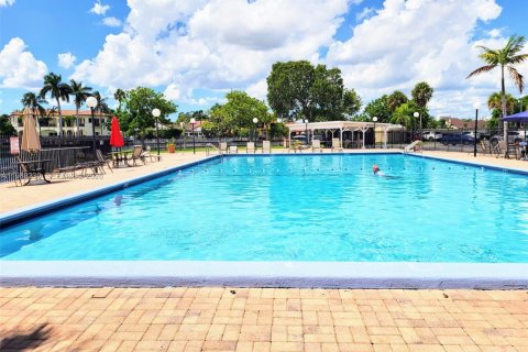 Condo in Hallandale Beach, Florida, 1 bedroom  № 2051018 - photo 23