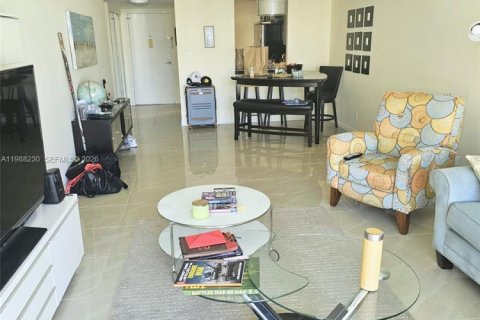 Condo in Hallandale Beach, Florida, 1 bedroom  № 2051018 - photo 6
