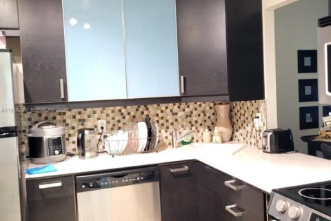 Condo in Hallandale Beach, Florida, 1 bedroom  № 2051018 - photo 11