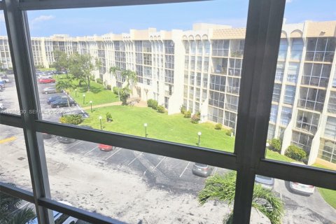Condo in Hallandale Beach, Florida, 1 bedroom  № 2051018 - photo 22