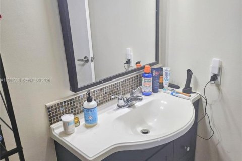 Condo in Hallandale Beach, Florida, 1 bedroom  № 2051018 - photo 15
