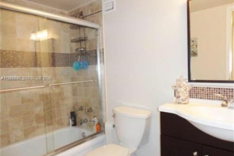 Condo in Hallandale Beach, Florida, 1 bedroom  № 2051018 - photo 16