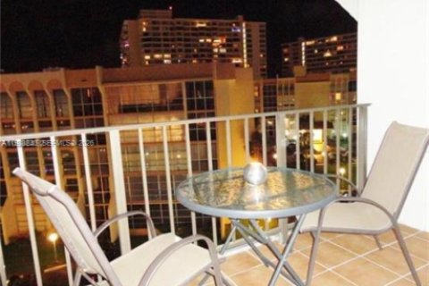Condo in Hallandale Beach, Florida, 1 bedroom  № 2051018 - photo 21