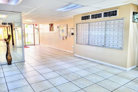 Condo in Hallandale Beach, Florida, 1 bedroom  № 2051018 - photo 24