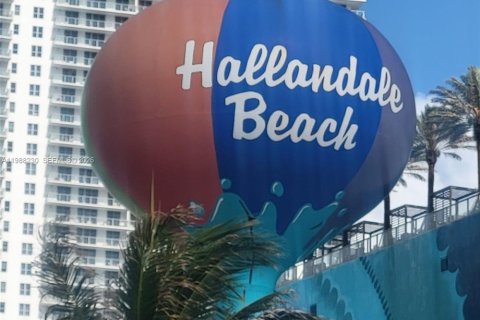 Condo in Hallandale Beach, Florida, 1 bedroom  № 2051018 - photo 3