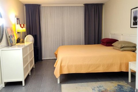Condo in Hallandale Beach, Florida, 1 bedroom  № 2051018 - photo 18