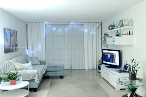 Condo in Hallandale Beach, Florida, 1 bedroom  № 2051018