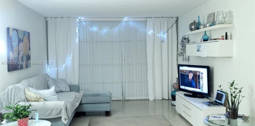 Condo in Hallandale Beach, Florida, 1 bedroom  № 2051018