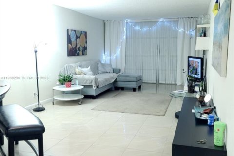Condo in Hallandale Beach, Florida, 1 bedroom  № 2051018 - photo 7
