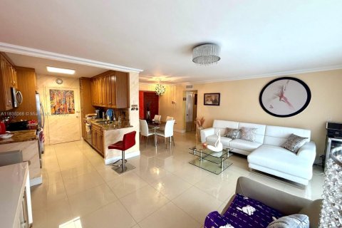 Condo in Hallandale Beach, Florida, 2 bedrooms  № 1820171 - photo 1