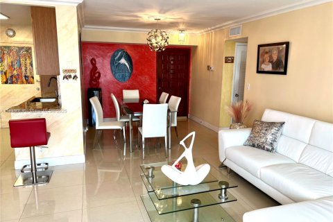 Condo in Hallandale Beach, Florida, 2 bedrooms  № 1820171 - photo 5
