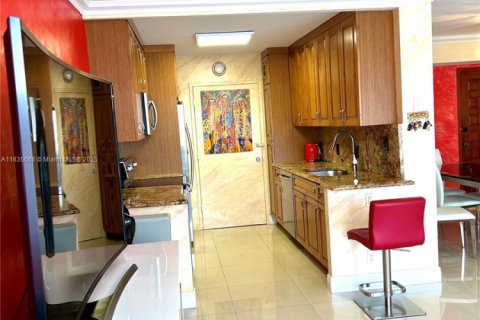 Condo in Hallandale Beach, Florida, 2 bedrooms  № 1820171 - photo 13