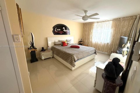 Condo in Hallandale Beach, Florida, 2 bedrooms  № 1820171 - photo 24