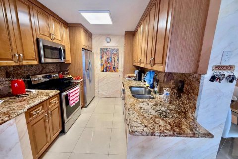 Condo in Hallandale Beach, Florida, 2 bedrooms  № 1820171 - photo 14