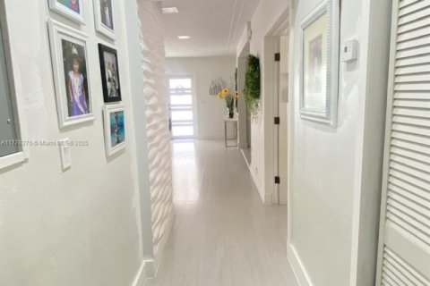 Casa en venta en Hialeah, Florida, 3 dormitorios, 120.59 m2 № 1714303 - foto 21