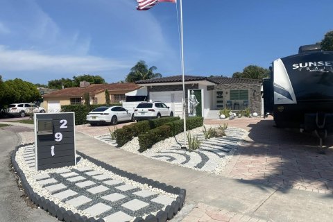 Casa en venta en Hialeah, Florida, 3 dormitorios, 120.59 m2 № 1714303 - foto 1