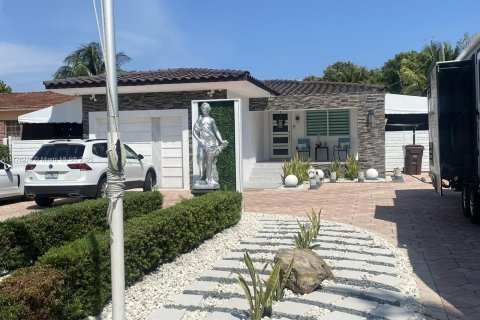 Casa en venta en Hialeah, Florida, 3 dormitorios, 120.59 m2 № 1714303 - foto 2