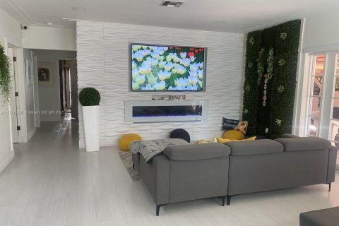 Casa en venta en Hialeah, Florida, 3 dormitorios, 120.59 m2 № 1714303 - foto 10