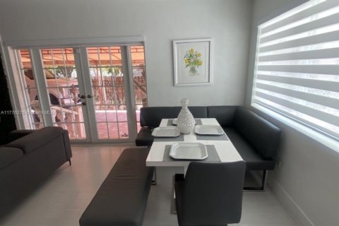 Casa en venta en Hialeah, Florida, 3 dormitorios, 120.59 m2 № 1714303 - foto 12