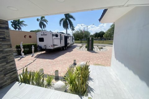 Casa en venta en Hialeah, Florida, 3 dormitorios, 120.59 m2 № 1714303 - foto 4