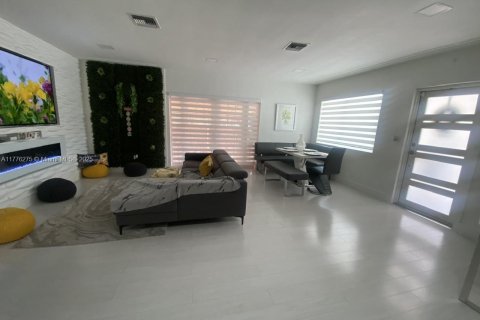 Casa en venta en Hialeah, Florida, 3 dormitorios, 120.59 m2 № 1714303 - foto 14