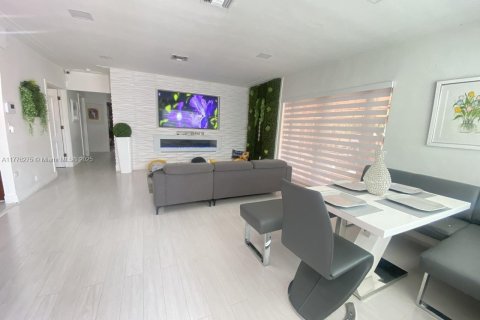 Casa en venta en Hialeah, Florida, 3 dormitorios, 120.59 m2 № 1714303 - foto 7