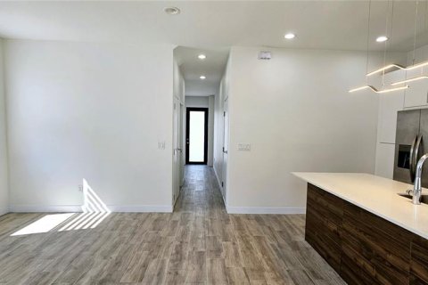 Touwnhouse à louer à Tampa, Floride: 3 chambres, 148.27 m2 № 2427389 - photo 7