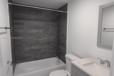 House in North Miami, Florida 2 bedrooms, 65.03 sq.m. № 1937509 - photo 5