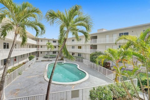 House in North Miami, Florida 2 bedrooms, 65.03 sq.m. № 1937509 - photo 2