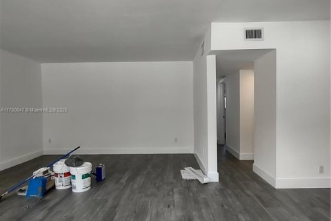 House in North Miami, Florida 2 bedrooms, 65.03 sq.m. № 1937509 - photo 9