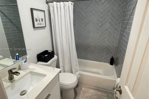 Casa en venta en Hialeah, Florida, 4 dormitorios, 172.61 m2 № 2058177 - foto 10