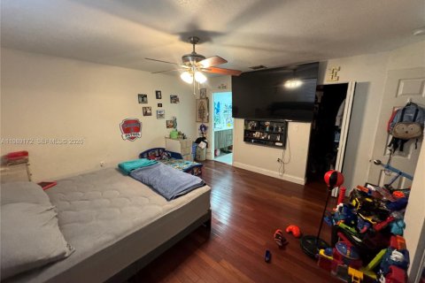 Casa en venta en Hialeah, Florida, 4 dormitorios, 172.61 m2 № 2058177 - foto 15