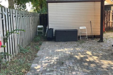 Casa en venta en Hialeah, Florida, 4 dormitorios, 172.61 m2 № 2058177 - foto 20