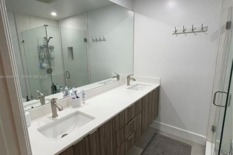 Casa en venta en Hialeah, Florida, 4 dormitorios, 172.61 m2 № 2058177 - foto 16